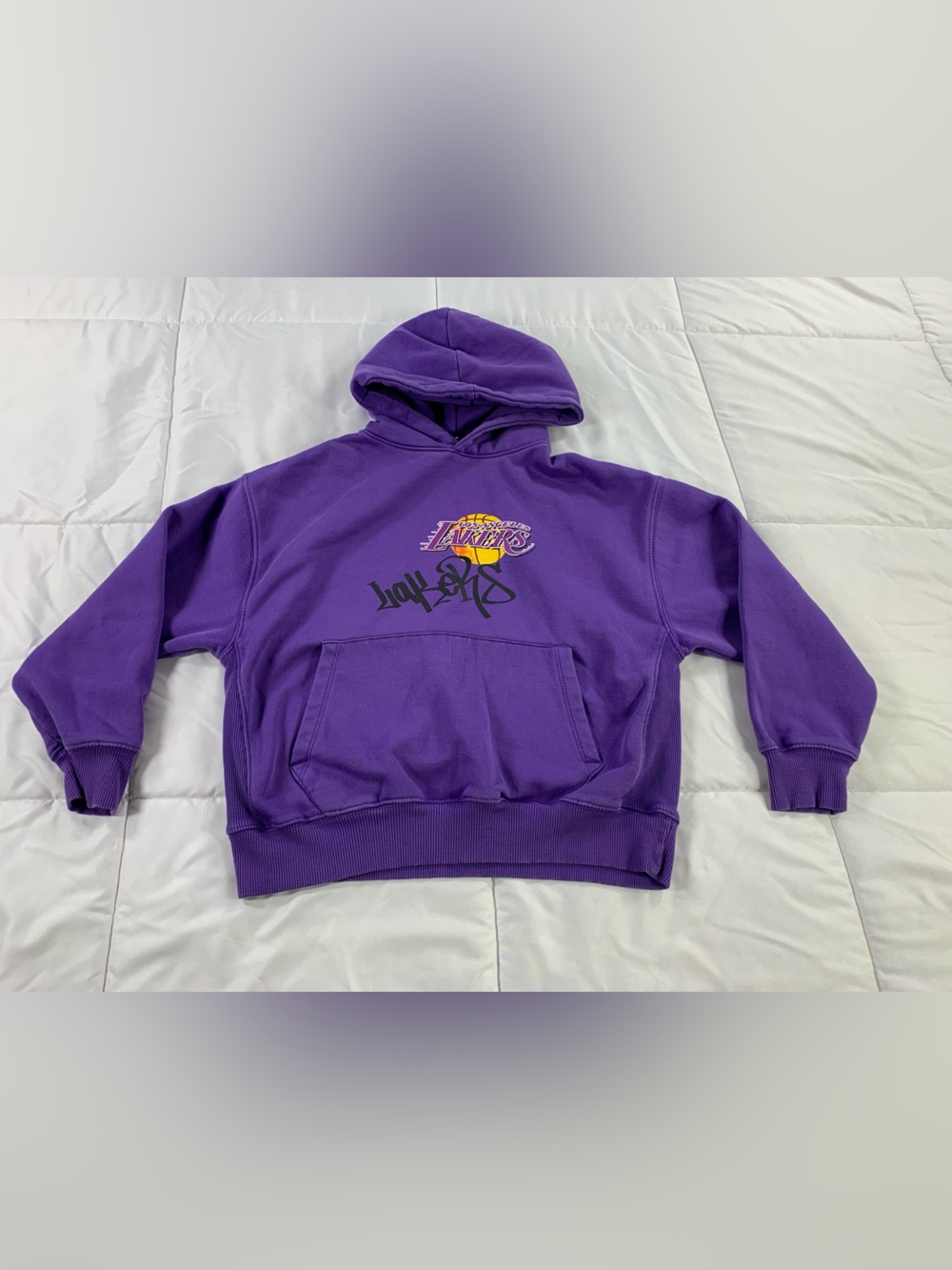 Pre loved NBA Lakers hoodie unisex kids size 11-12Y
